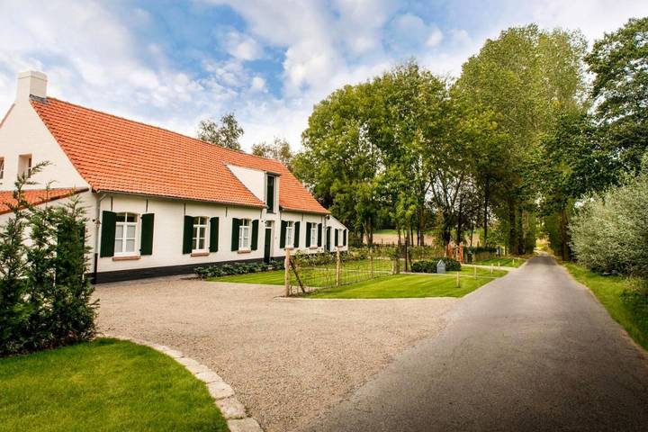 Vakantiehuis voor 18 personen, with Balkon and Terras as well as Tuin and Zwembad in Ieper