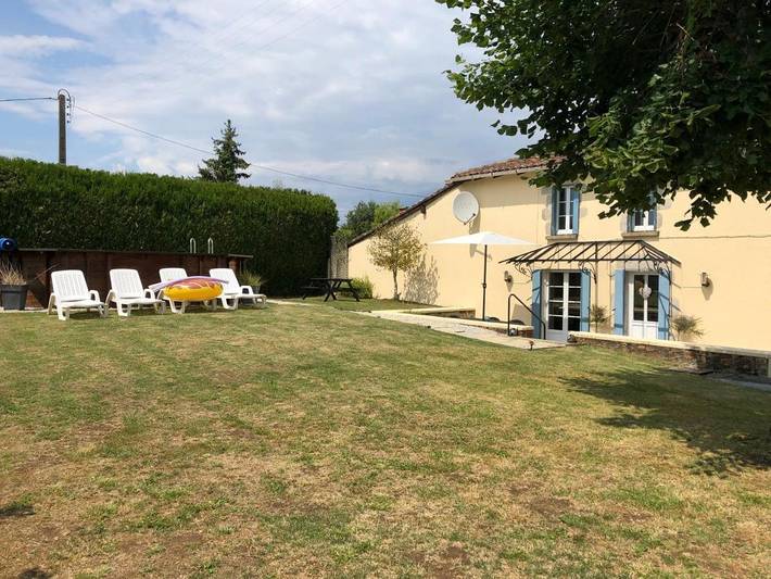 Location de vacances pour 7 personnes, avec piscine et jardin à Lesterps - 3