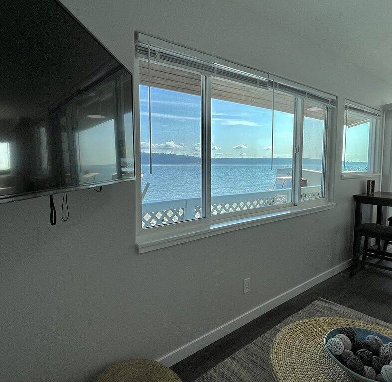 Waterfront Cabin on Camano Island with hot tub and outdoor patio. in Camano