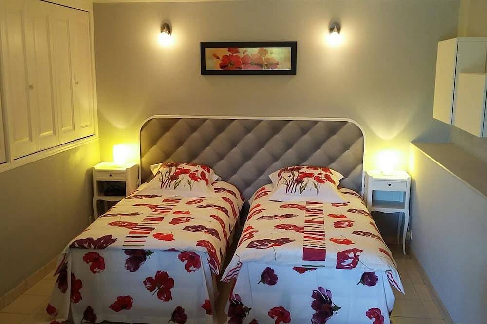 Entire apartment, The creeks, the sea, the hikes and a beautiful apartment with swimming pool. in Ensuès-la-Redonne, Istres region