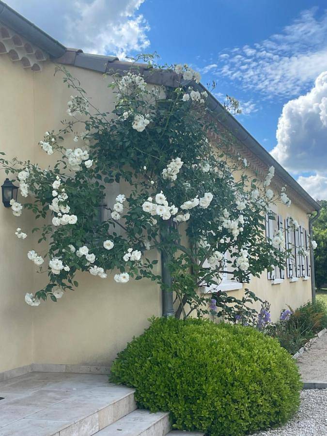 Location de vacances pour 6 personnes, avec vue ainsi que balcon et piscine à Saint-Genest-de-Beauzon