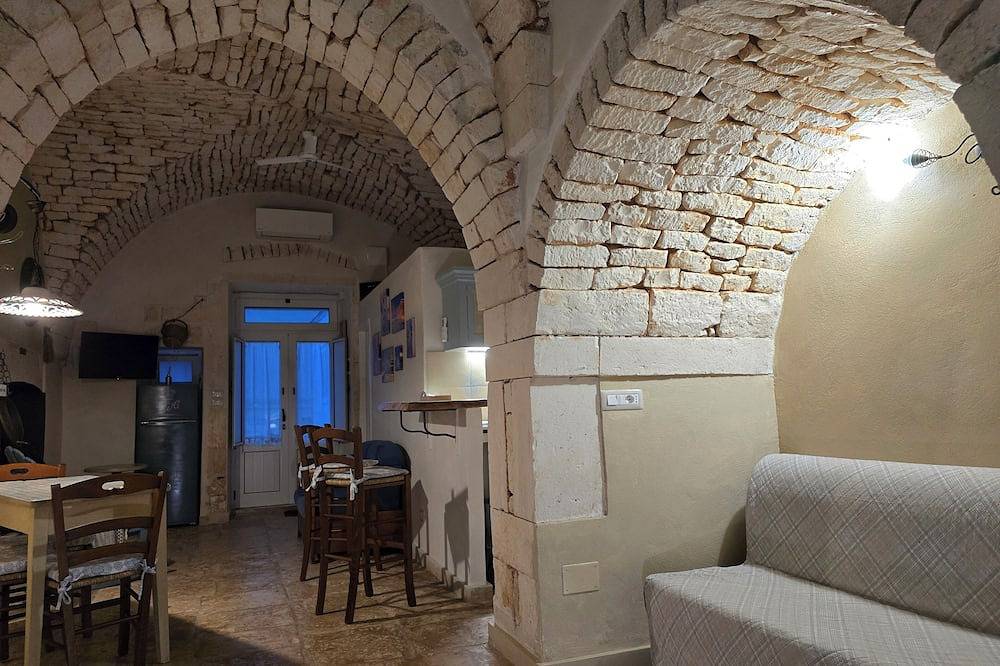 Lwg 17.1 Stone vacation home 2 minutes from the historic center in Martina Franca, Taranto Province