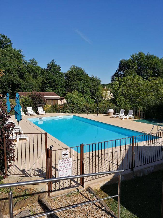 Location de vacances pour 5 personnes, avec vue ainsi que piscine et jardin à Thonac - 3