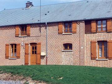 Gîte pour 15 personnes, avec terrasse, animaux acceptés dans La Neuville-aux-Joûtes