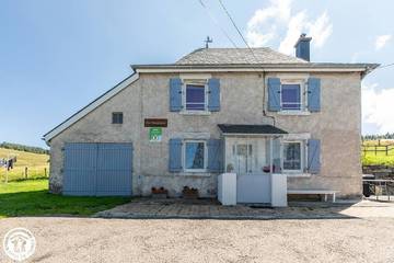 Location de vacances pour 4 personnes, avec jardin à Saint-Alyre-ès-Montagne