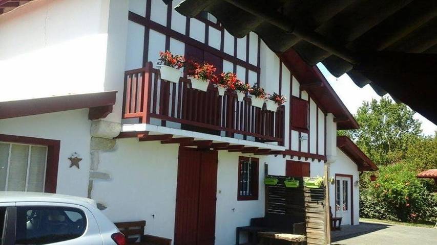 Gîte pour 6 personnes, avec Balcon et Terrasse ainsi que Jardin et Vue à Urcuit
