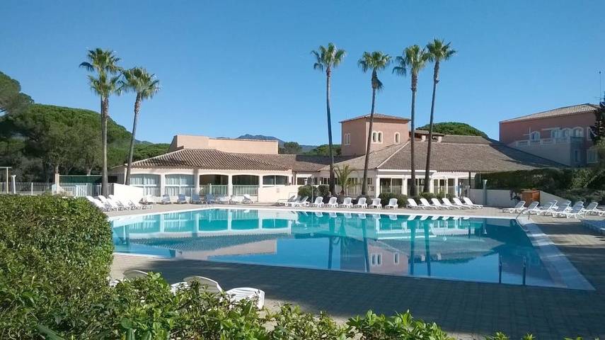 Gîte pour 4 personnes, avec jardin ainsi que piscine et vue, animaux acceptés dans Golf et Tennis Club de Valescure