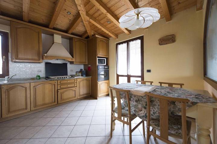 Gîte pour 12 personnes, avec jardin et vue dans Serina
