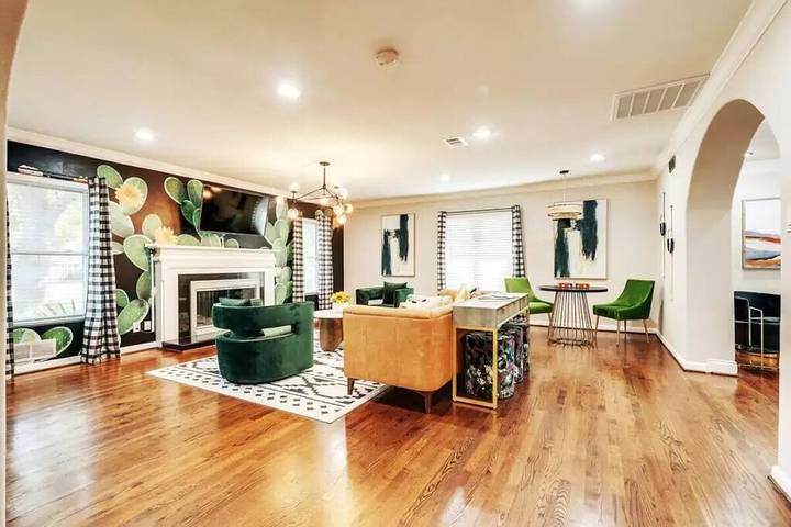 Vacation house for 16 people, with hot tub and yard in Dallas