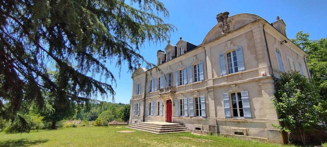 Location de vacances pour 14 personnes, avec piscine ainsi que jardin et terrasse à Bourdeilles - 2