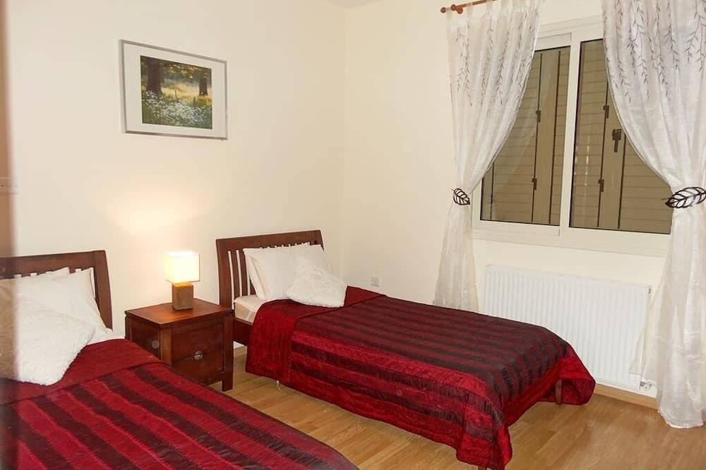 Sagenhafte, neue Villa, 4 Sz, großer Pool, 2 Min. zu Fuß zum goldenen Sandstrand in Kapari, Südzypern