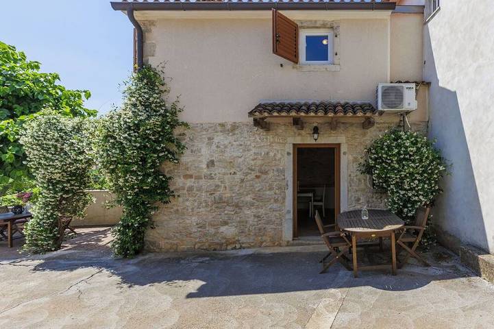 Ferienhaus für 3 Personen, mit Pool und Garten in Kastelir