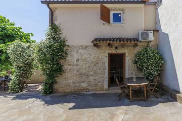 Ferienhaus für 3 Personen, mit Pool und Garten in Kastelir