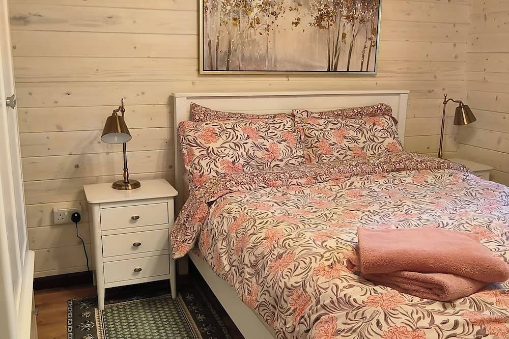 Beautiful orchard cabin near ballyvaughan in Clare. in Drumcreehy, County Clare