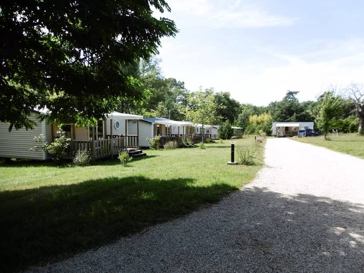 Mobil home pour 4 personnes, avec terrasse ainsi que piscine et vue, animaux acceptés à La Chapelle-Aubareil - 4