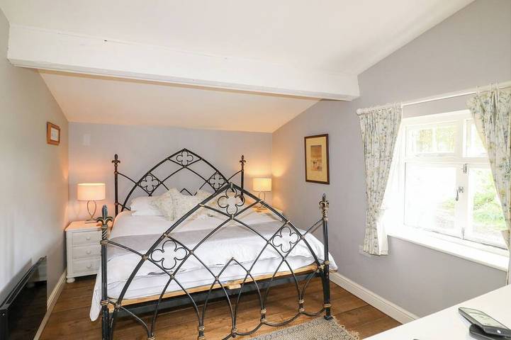 Hen House View, pet friendly, with hot tub in Rugeley in Staffordshire