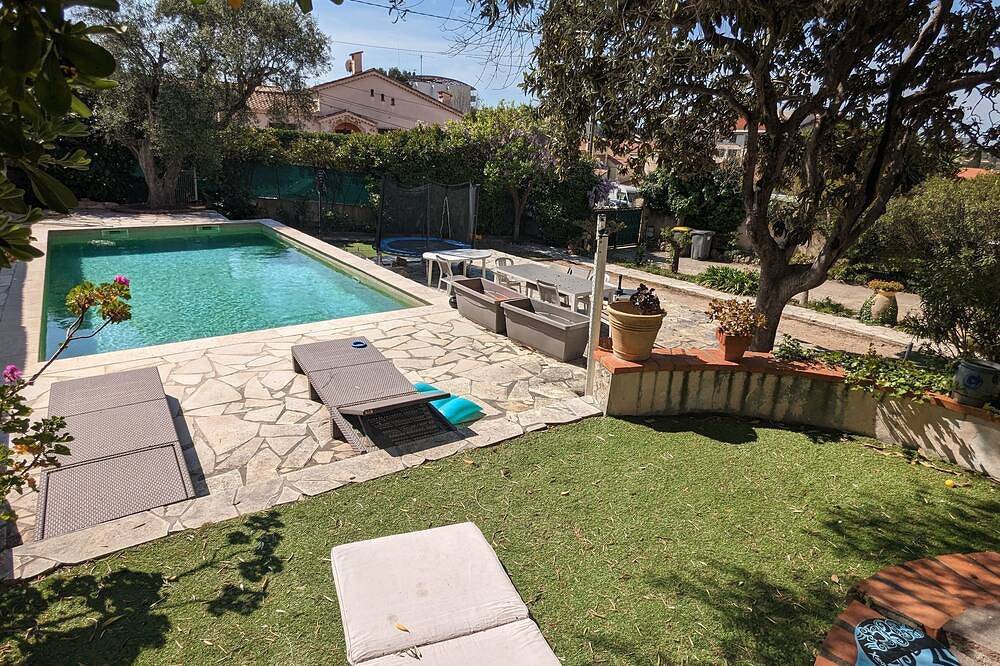 Upper villa with swimming pool and private grounds. in Le Cannet, Mediterranean Coast (France)