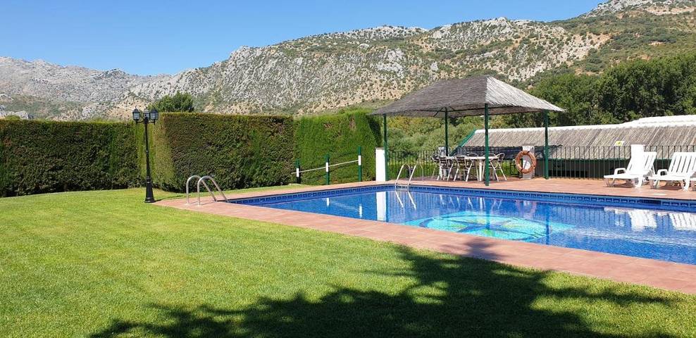 Casa de vacaciones para 11 personas, con piscina además de jardín y vistas en Serranía de Ronda
