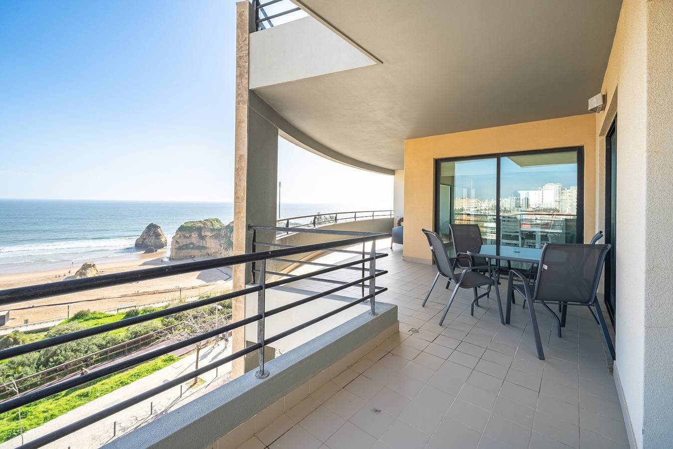 Ganze Wohnung, Apartment 'Wave House' mit Meerblick, Wlan und Klimaanlage in Praia da Rocha, Portimão