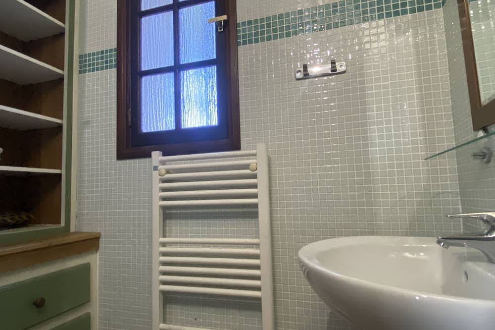 Ganze Wohnung, Studio-Studio-Klassisch-Ensuite mit Dusche-Poolblick in La Crau, Mittelmeerküste (Frankreich)