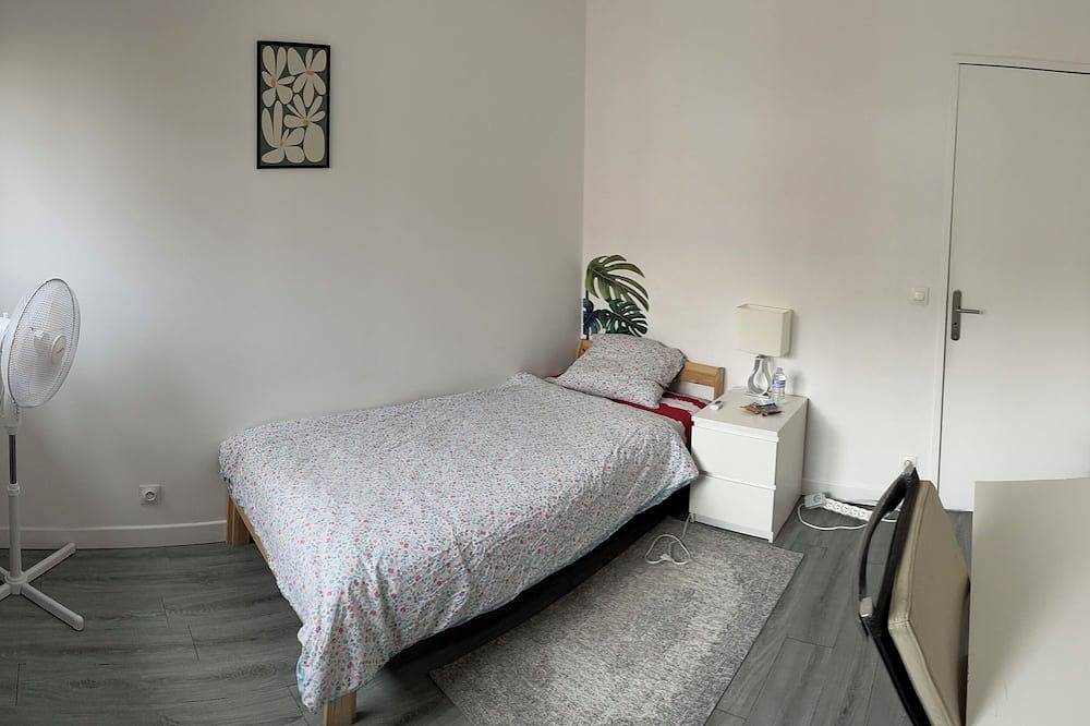 Entire apartment, Superbe Appartement Avec Toit Térasse, Idéal Pour Pour les Familles in Courcouronnes, Essonne
