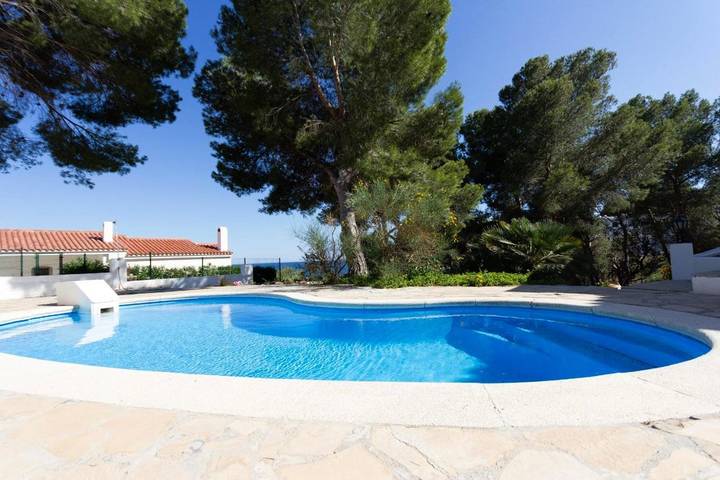 Location de vacances pour 6 personnes, avec vue et jardin ainsi que piscine et terrasse dans Les Tres Cales - 2