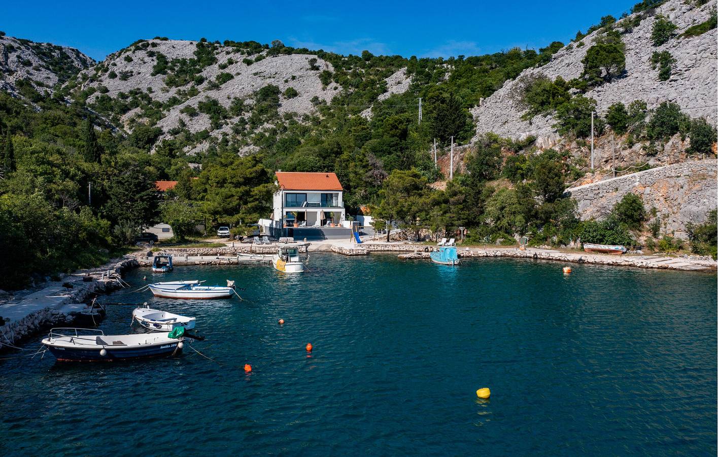 Gemütliche 200 m² große Wohnung mit Pool, Terrasse und 1,5 km entferntem Strandzugang in Baric Draga, Naturpark Velebit