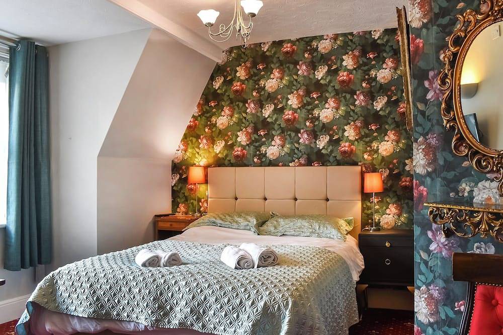 6 bedroom accommodation in Swanage in Swanage, Dorset