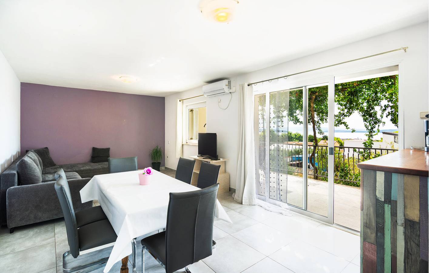 Modernes Apartment mit Pool, Küche und WLAN – 2,5 km vom Strand Đardin entfernt in Kastel Novi, Kaštela