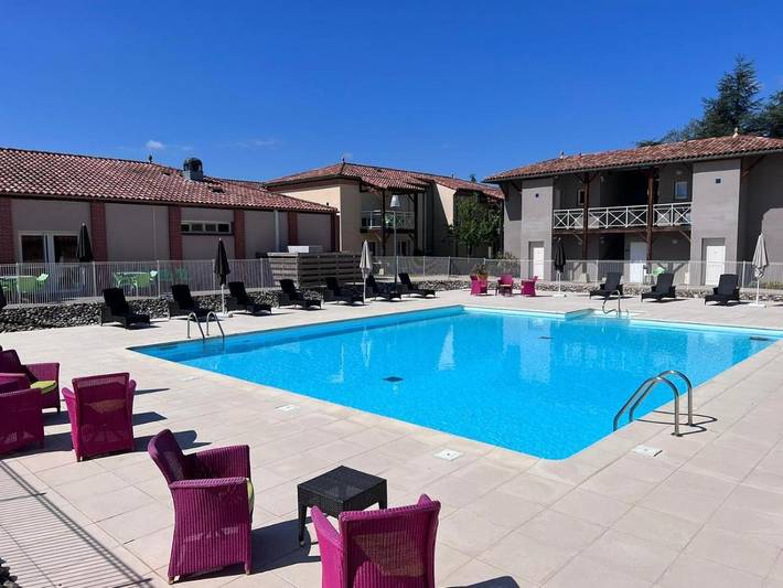 Location de vacances pour 2 personnes, avec Balcon et Terrasse ainsi que Jardin et Piscine à Nègrepelisse