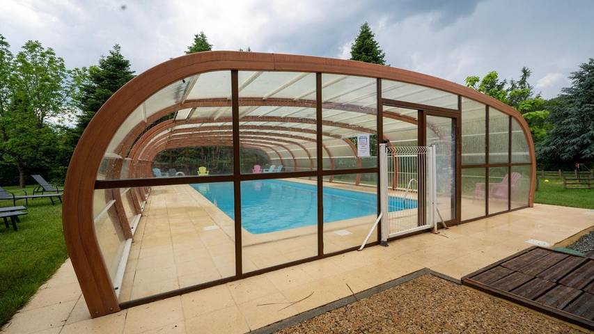Parc de vacances pour 2 personnes, avec jardin et sauna ainsi que terrasse et piscine à Chamberet