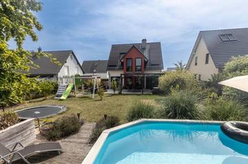 Ferienhaus für 8 Personen, mit Pool und Sauna sowie Ausblick und Garten im Weimarer Land