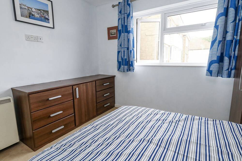 Beachcombers, 13 Chesil House, family friendly in West Bay in West Bay, Dorset