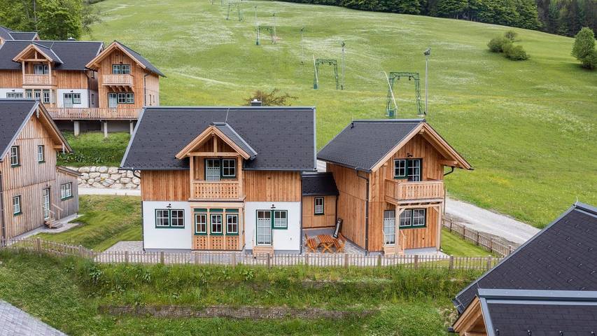 Vakantiehuis voor 10 personen, with sauna and zwembad as well as tuin in Grundlsee