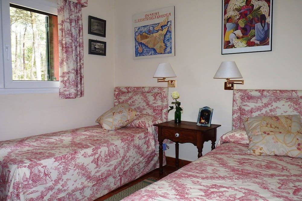 Chalet en urbanización de lujo con tenis y piscina en precioso bosque in Las Navas del Marqués, Provincia de Ávila