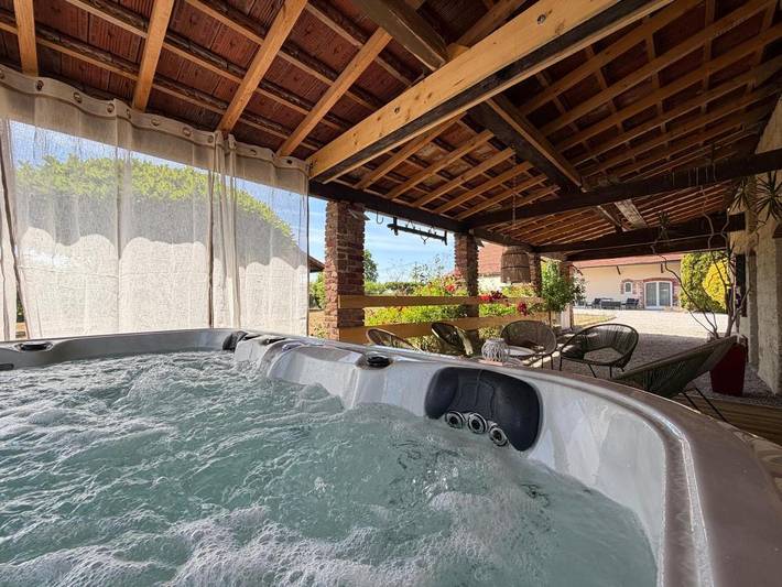 Location de vacances pour 8 personnes, avec Jacuzzi ainsi que Terrasse et Jardin dans Commenailles