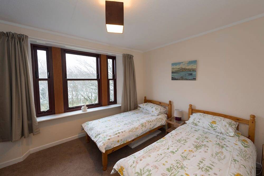 Detached spacious Isle of Lewis cottage in tranquil position with loch view in Lewis and Harris, Outer Hebrides