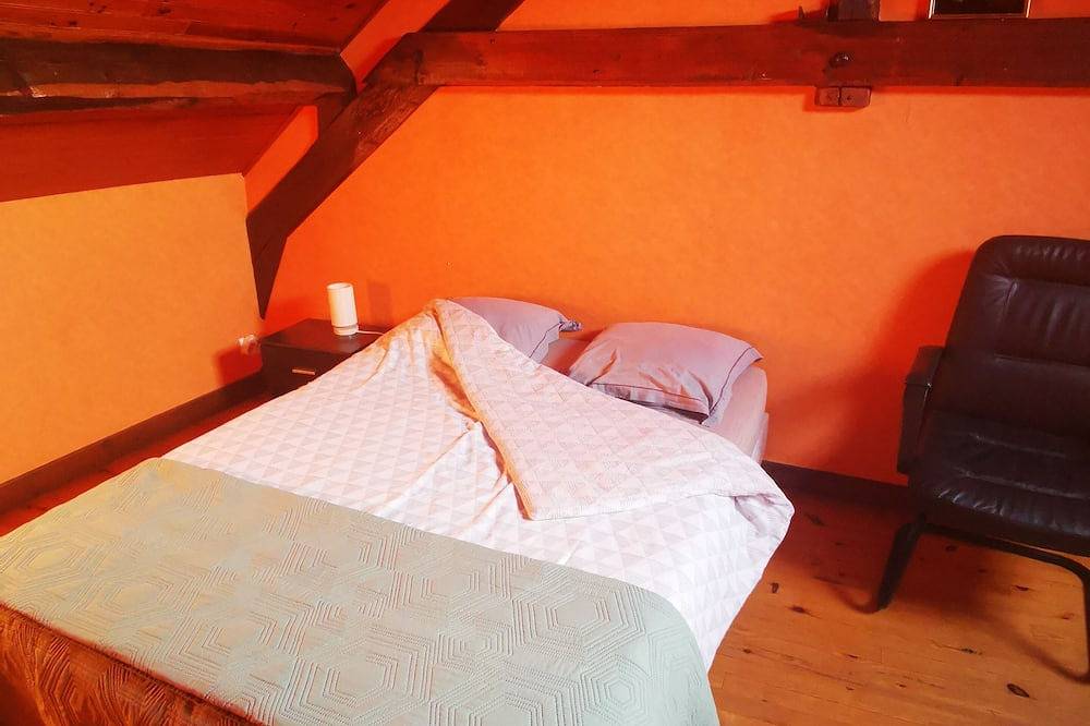 Mezzanine pleine de charme nichée sous les toits in Avèze, Parc naturel régional des Volcans d'Auvergne