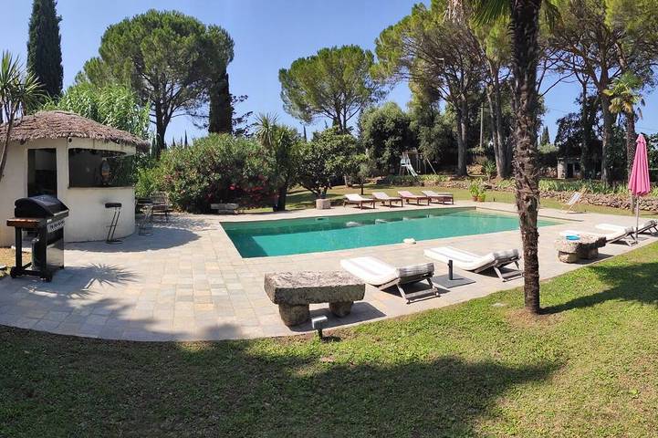Ferienhaus für 10 Personen, mit Terrasse und Garten sowie Pool