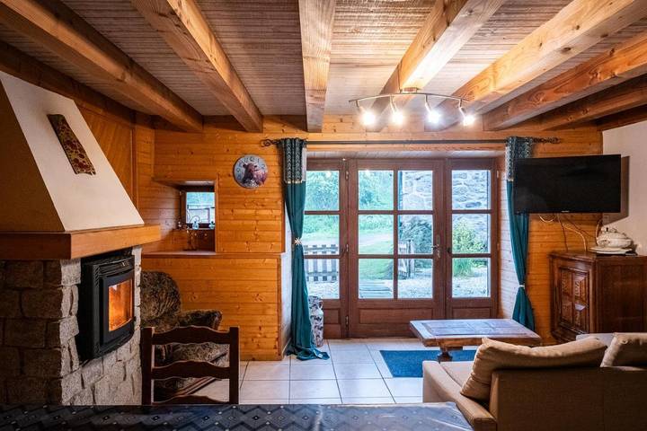 Location de vacances pour 8 personnes, avec terrasse et jardin à Le Malzieu-Forain