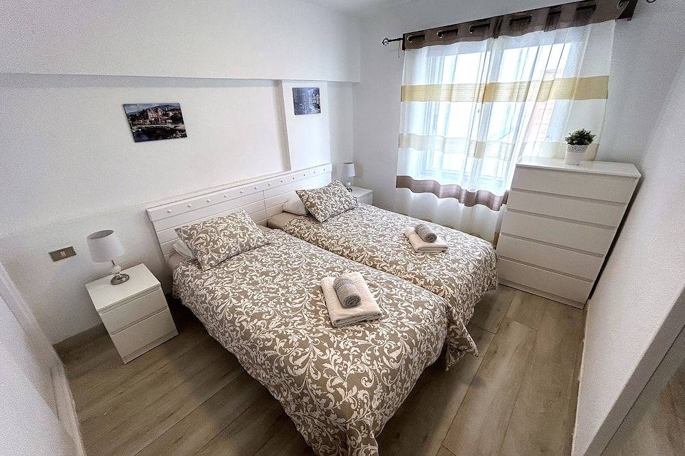 Entire apartment, Apartment by the Beach. Vv license in Playa Puerto Colón, Adeje