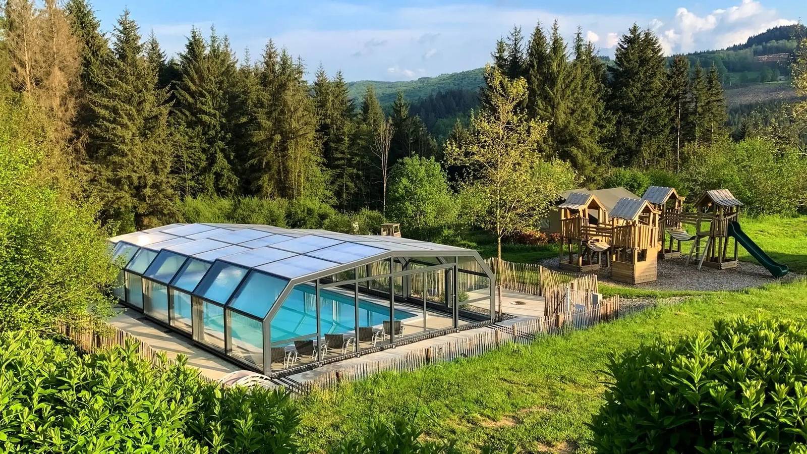Zecamping 3* piscine couverte dog friendly locatif Bbq clim 50m2 in Châtel-Montagne, Région de Vichy