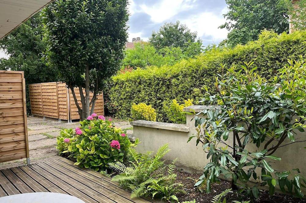 Entire apartment, 33m² studio, fully equipped, refurbished, very quiet, close to Rer Rueil 2000 in Rueil-Malmaison, Hauts-de-Seine