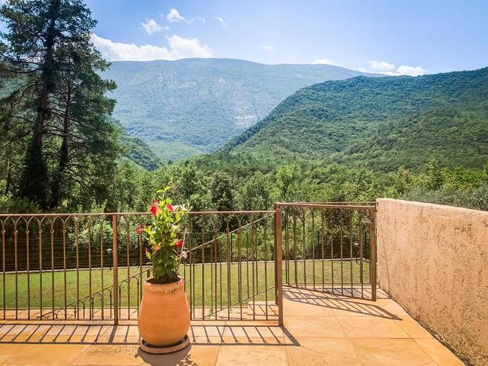 Location de vacances pour 15 personnes, avec Terrasse et Jardin ainsi que Piscine et Vue à Roquestéron