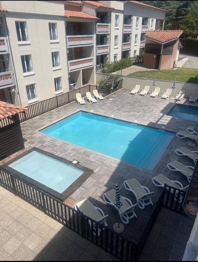 Gîte pour 4 personnes, avec Terrasse ainsi que Piscine et Vue dans Thermes de Gréoux les Bains
