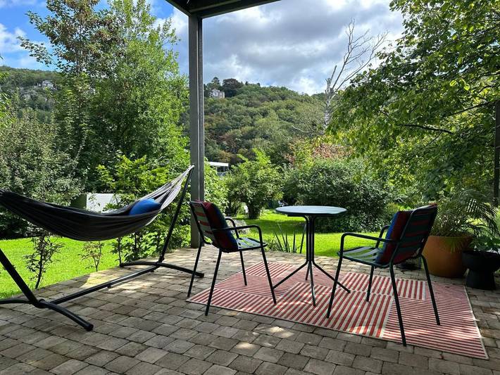 Location de vacances pour 2 personnes, avec Jacuzzi et Terrasse ainsi que Jardin et Vue à Profondeville
