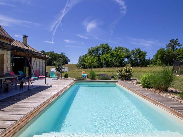 Location de vacances pour 8 personnes, avec jardin ainsi que terrasse et piscine à Rampieux - 2