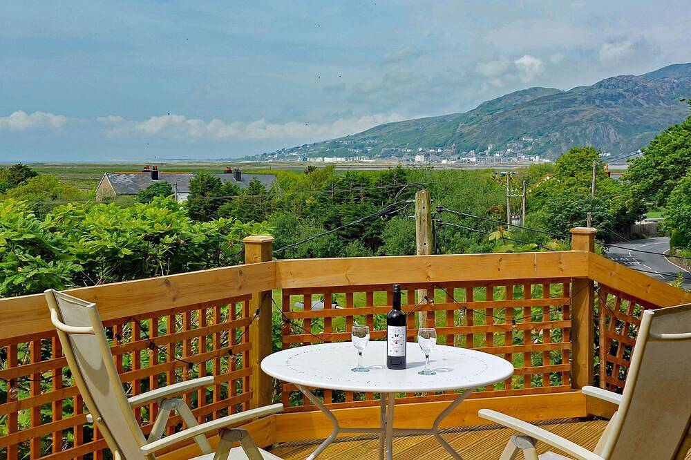 South View Cottage with Terrace and Coastal Views in Fairbourne, Snowdonia