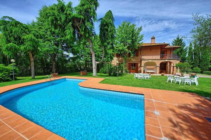 Villa für 12 Personen, mit Balkon und Terrasse sowie Pool