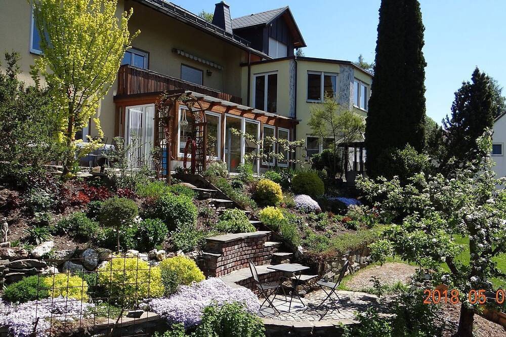 Ganze Wohnung, 70qm große Ferienwohnung mit zwei Schlafzimmern mit Terrasse in Berg (Oberfranken), Landkreis Hof